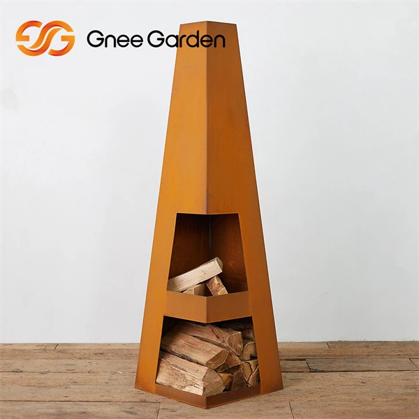 Verweerde stalen obelisk open haard