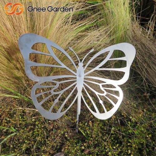 Roestige metalen vlinders tuin decor kunst